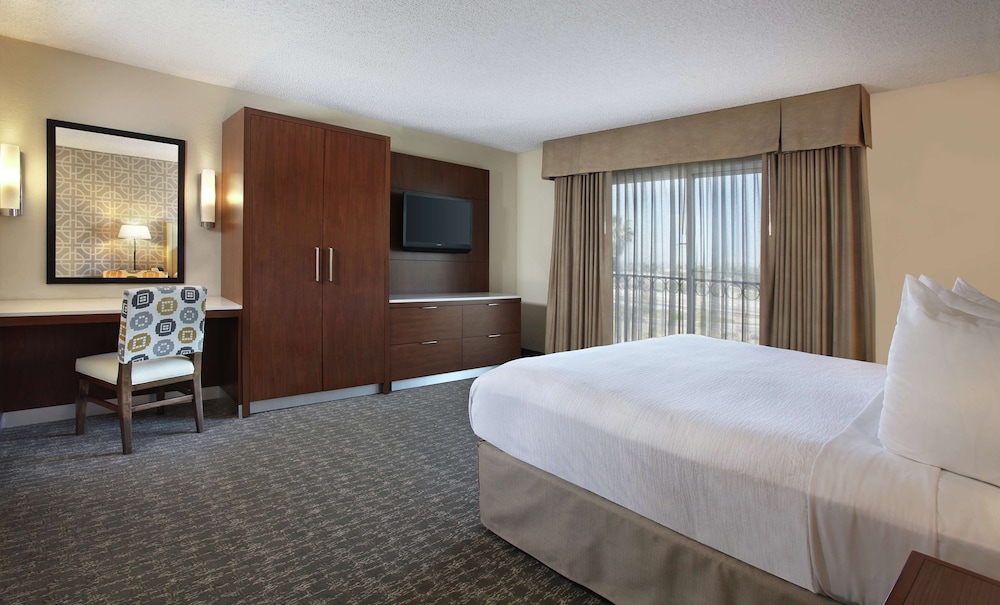 Embassy Suites by Hilton Anaheim North - photo 8