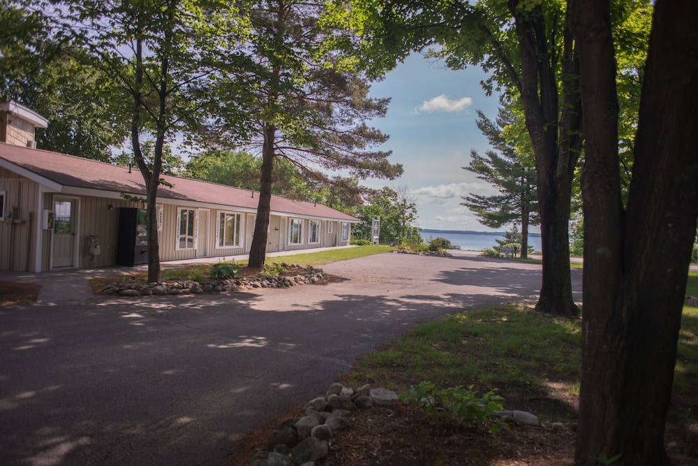 M 22 Inn Suttons Bay - photo 38