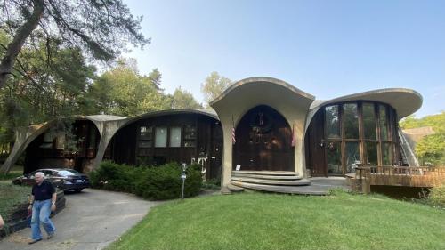 House Of The Future In The Woods Of West Lansing — 4-Star Luxury Hotel in Lansing, United States
