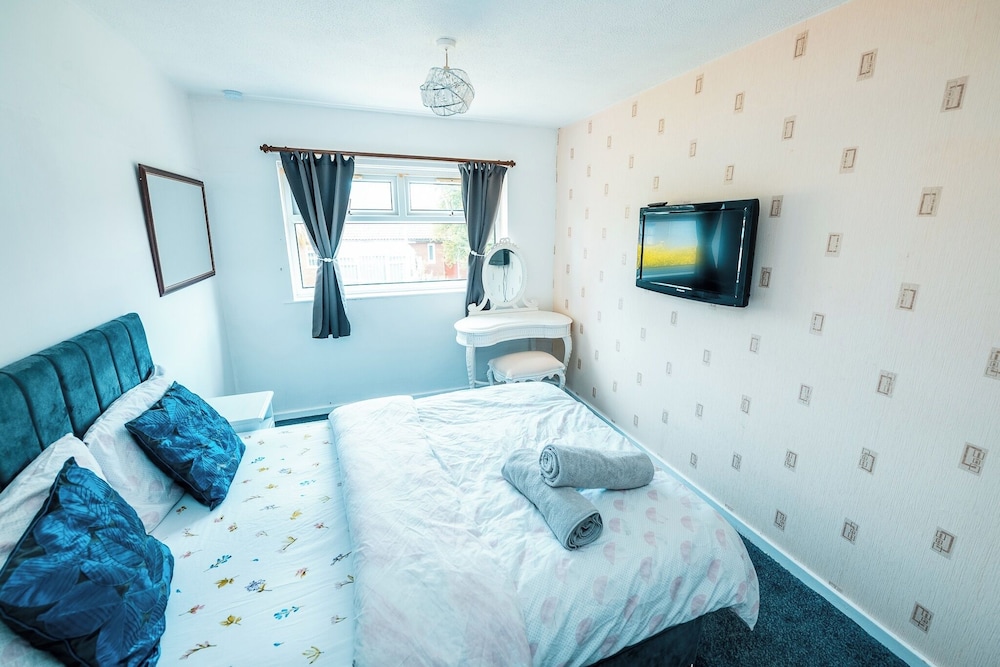 3 bed City Retreat Sleeps 8 Garden & Parking — hotel in Salford