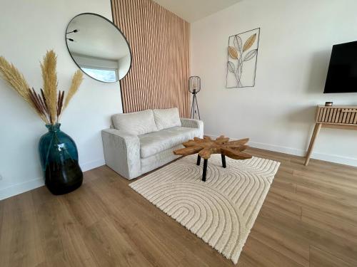 Charmant T2 Avec Grande Terrasse a Proximite Immediate du Centre Ville in Quimper, France