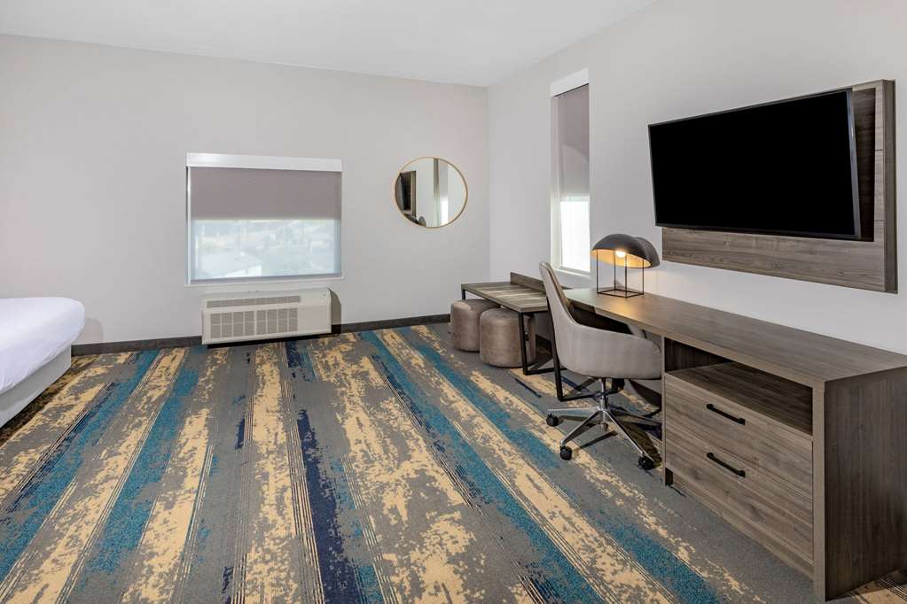 La Quinta Inn & Suites by Wyndham Galveston North at I 45 - photo 27