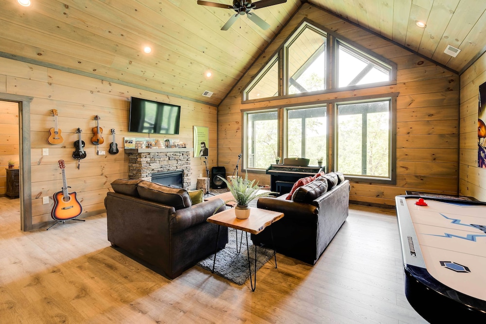 Cobbly Nob Resort Cabin: Hot Tub Pool & Views - photo 27
