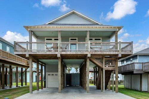 1 King 4 Queens Beachside in Bolivar Peninsula, United States