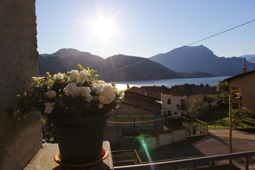 J HomeHolidays — hotel in Lierna