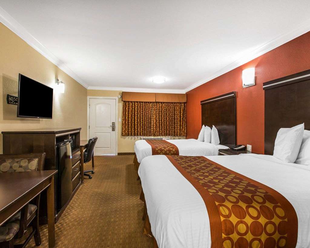 Rodeway Inn & Suites Corona - photo 17
