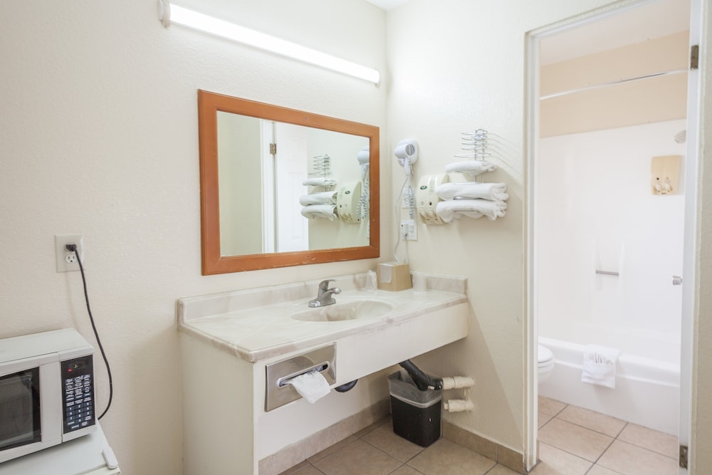 Vagabond Inn Hemet - photo 8