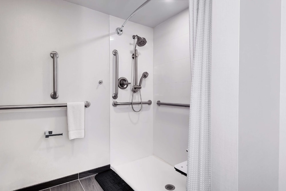 Embassy Suites by Hilton Raleigh Crabtree - photo 33