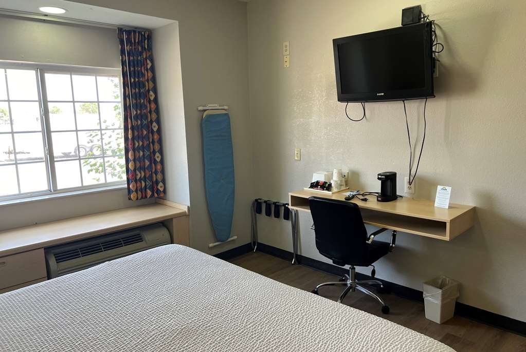 Days Inn & Suites by Wyndham Hutchinson - photo 21