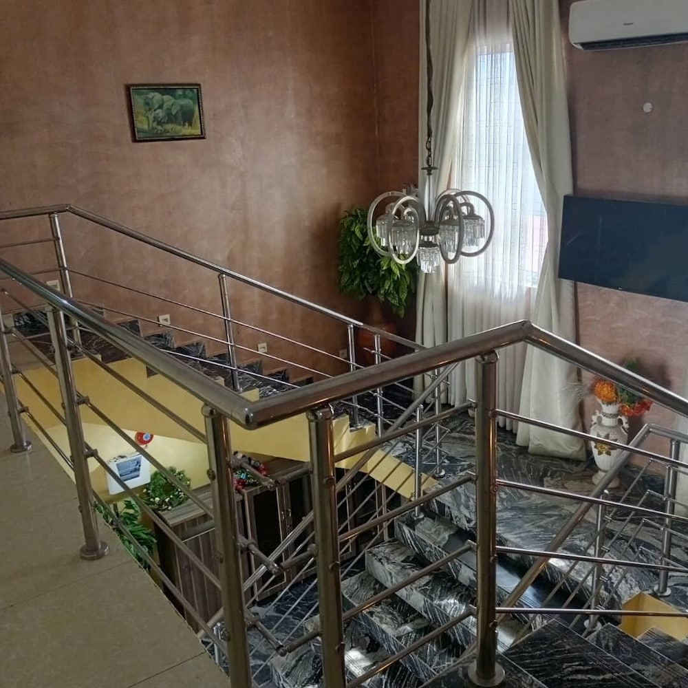Angels Court Hotel And Suites