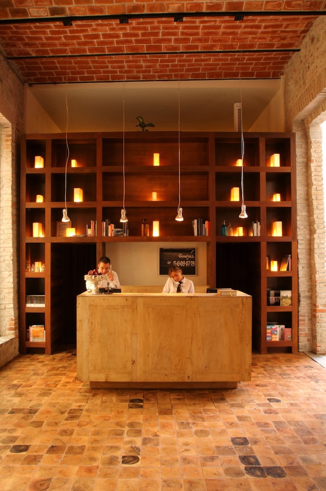 Concierge desk