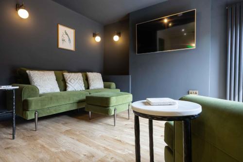 The Black House Air Host & Stay 5 Bedrooms — 4-Star Luxury Hotel in Liverpool, United Kingdom
