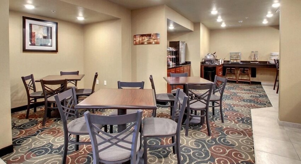 Cobblestone Inn & Suites Altamont - photo 46