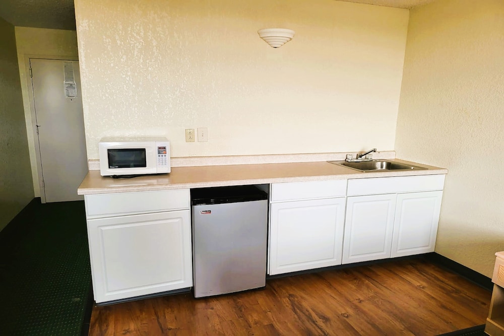 USA Inn Junction City Near Fort Riley - photo 25