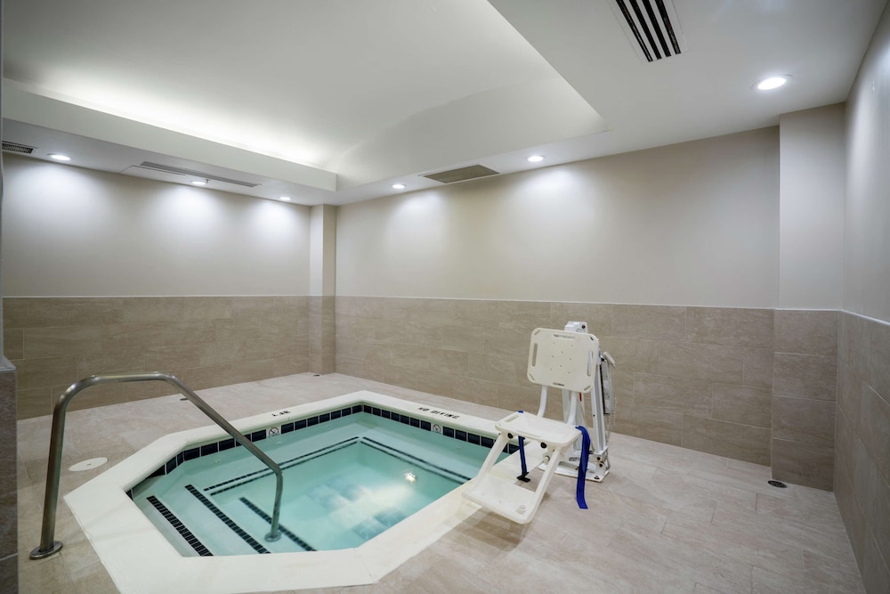 Embassy Suites by Hilton Nashville at Vanderbilt - photo 21