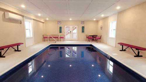Papa Bear's Mountain Lodge amazing gametheater room indoor year round pool great location Wi Fi — 4-Star Luxury Hotel in Sevierville, United States