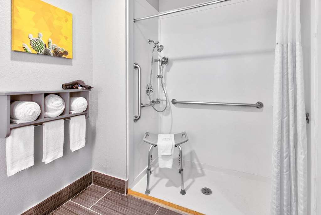La Quinta Inn & Suites by Wyndham Dallas Las Colinas - photo 12