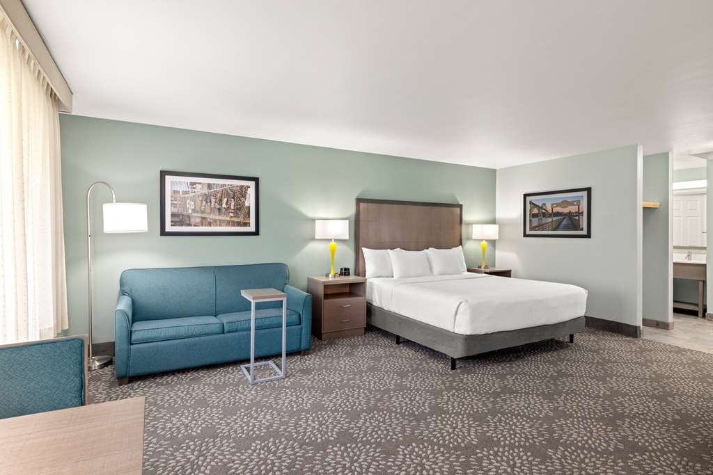 La Quinta Inn & Suites by Wyndham Newport - photo 32