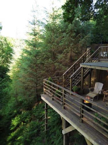 The Pines Treehouse at Treetops Hideouts