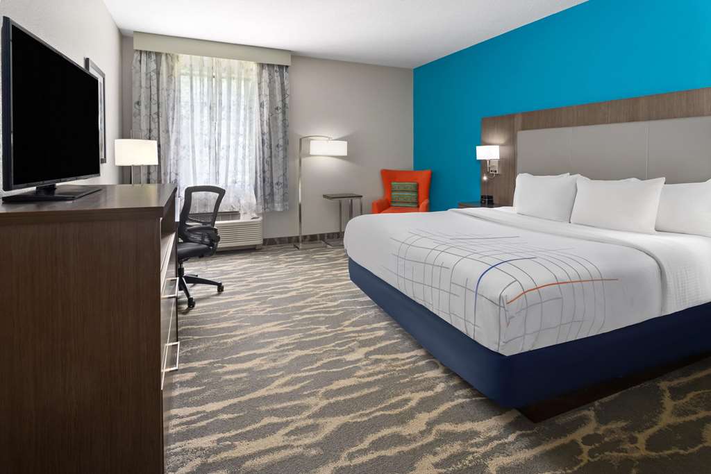 La Quinta Inn & Suites by Wyndham Kokomo - photo 15