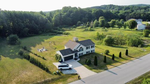 Dream Palace With Hot Tub Game Room Fire Pit 5Br 3Ba in Traverse City, United States