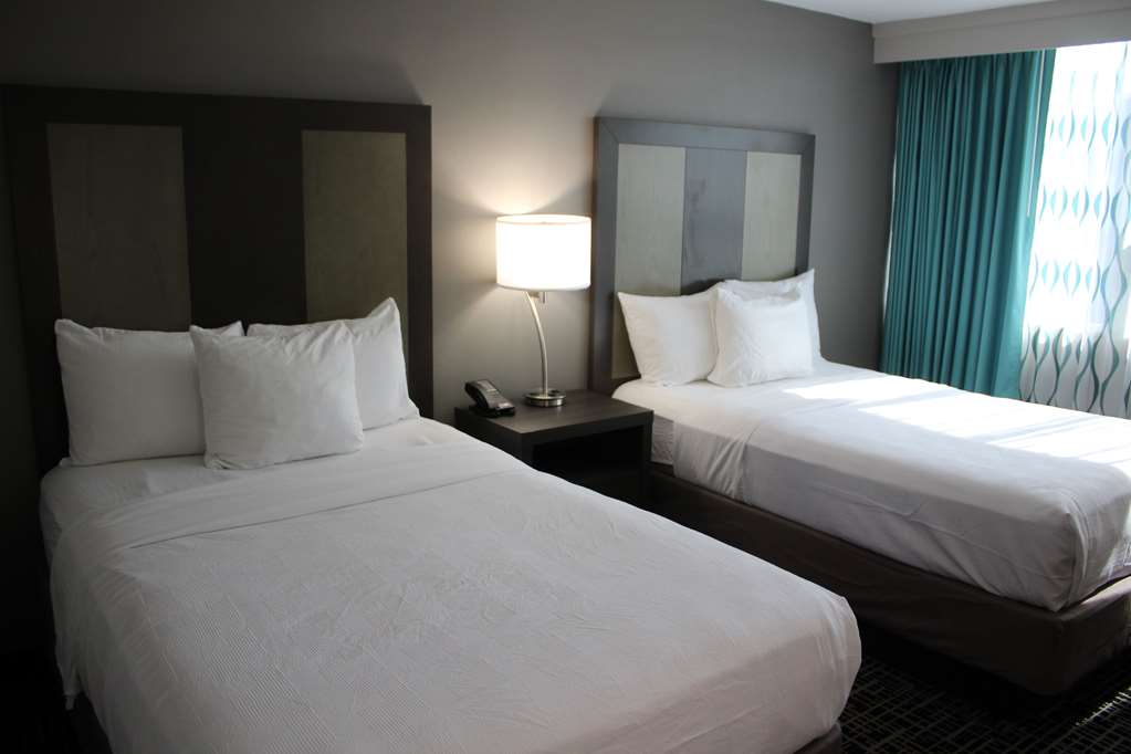 La Quinta Inn & Suites by Wyndham Indianapolis Downtown - photo 8