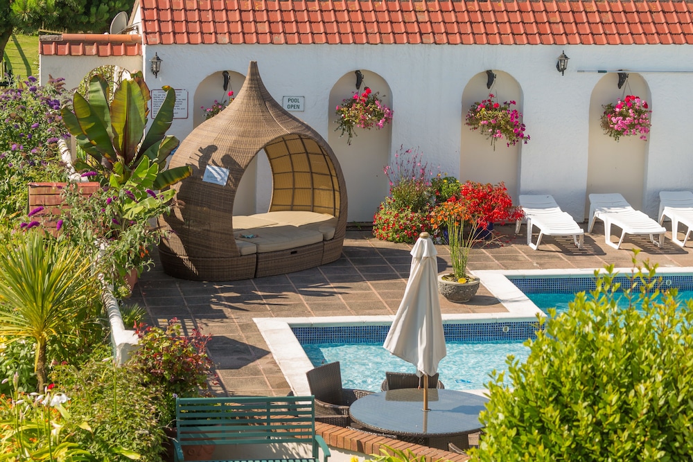 Beau Vallon Holiday Apartments — 4-Star Luxury Hotel in Saint Saviour, United Kingdom