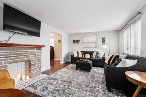Open Floor Spacious Home 15min from Downtown Private Garage Kids Friendly — 4-Star Luxury Hotel in Pittsburgh, United States