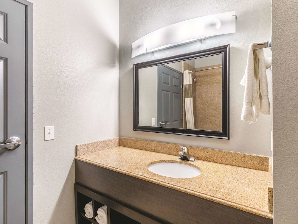 La Quinta Inn & Suites by Wyndham Houston Clear Lake NASA - photo 6