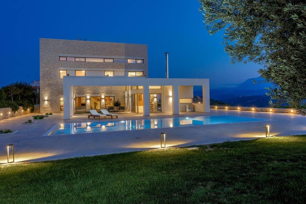 Luxurious Retreat Villa in Heraklion Crete — 4-Star Luxury Hotel in Irakleion, Greece