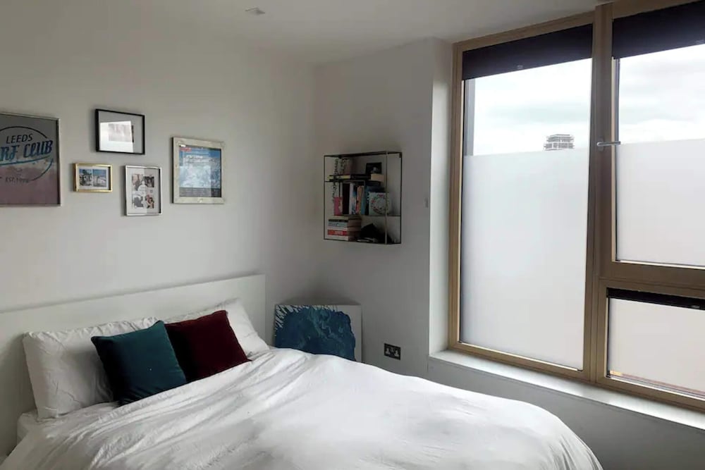 Stylish 2BD Flat With Private Balcony Battersea — 4-Star Luxury Hotel in London, United Kingdom