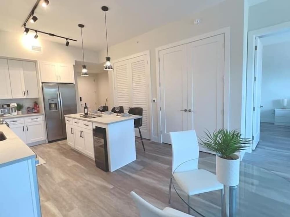 Lux property great for 1 to 8 Guests family trip 5Beds 2Rooms Staycation with Gym and EV proximity to Downtown and Beaches — 4-Star Luxury Hotel in West Palm Beach, United States