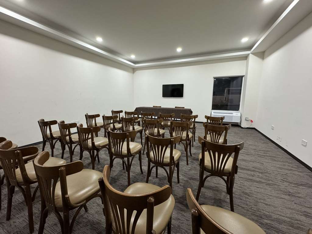 Our meeting room is the ideal venue for both social events and corporate gatherings. With flexible seating arrangements and modern audiovisual equipment, we can accommodate everything from intimate meetings to larger events with ease.