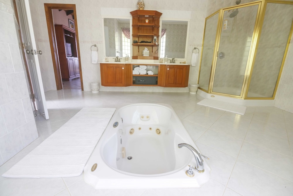 Forst Villa 11099964 — Kingstown