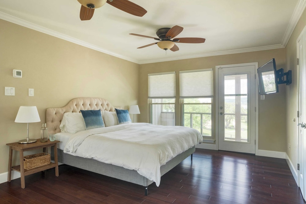 Travis by Avantstay Waterfront Lake Retreat - photo 17