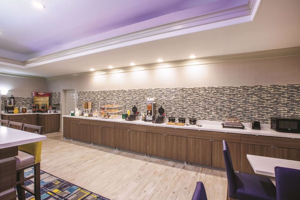 La Quinta Inn and Suites by Wyndham Lake Charles Casino Area - photo 28