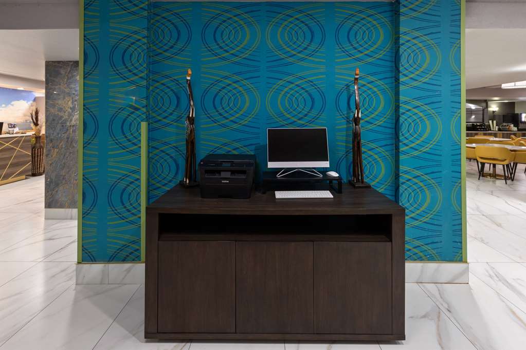 La Quinta Inn & Suites by Wyndham Olathe - photo 45