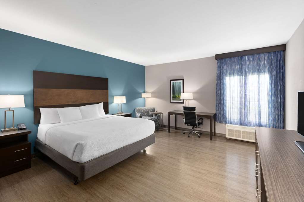 La Quinta Inn & Suites by Wyndham Cullman - photo 35