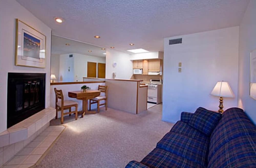 Weathervane Terrace Inn and Suites - photo 17