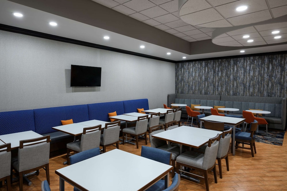 Hampton Inn Evansville Airport - photo 35
