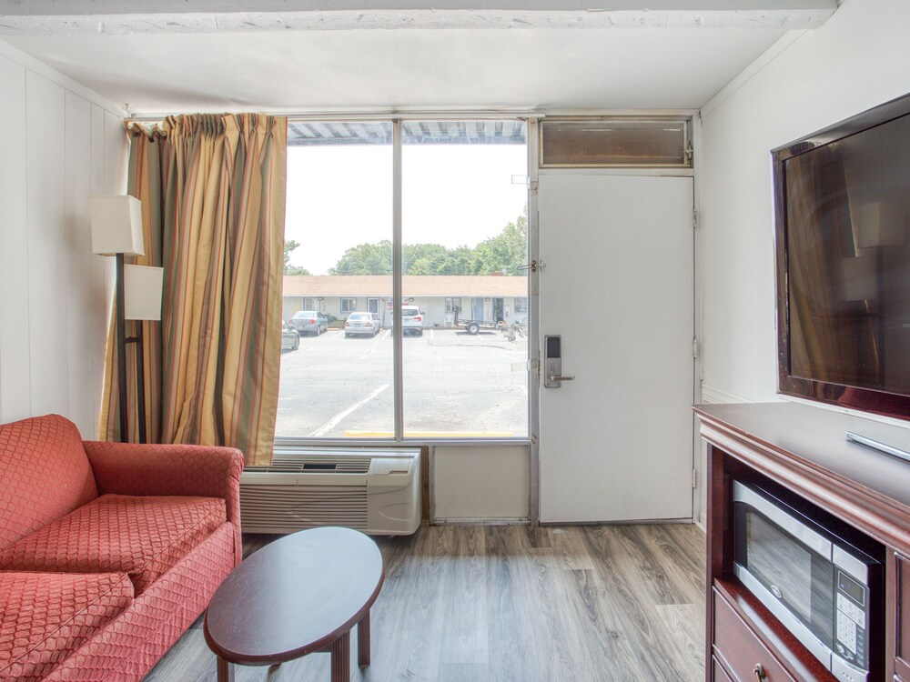 OYO Inn Kernersville - photo 15
