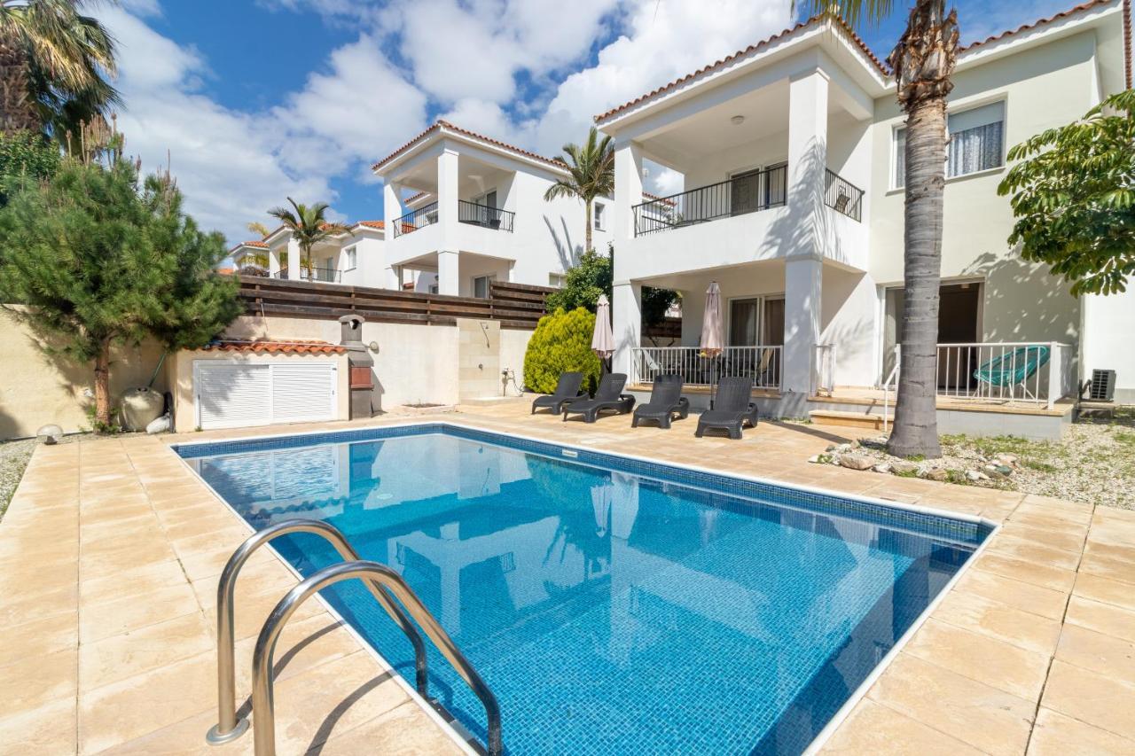 Amelia Villa in Coral Bay with private pool and close to a sandy beach — 4-Star Luxury Hotel in Pegeia, Cyprus