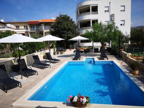 Apartment in Rogoznica with terrace air conditioning WiFi 5170 1 — 4-Star Luxury Hotel in Rogoznica, Croatia