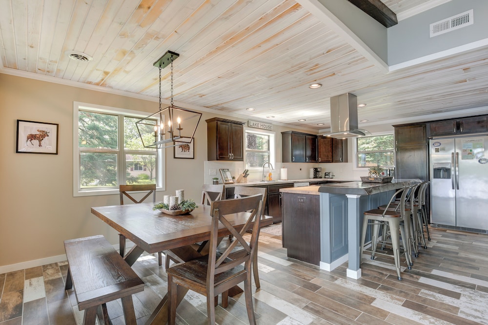 Tranquil Lakefront Cabin Fire Pit Grill and Patio — 4-Star Luxury Hotel in Tomahawk, United States