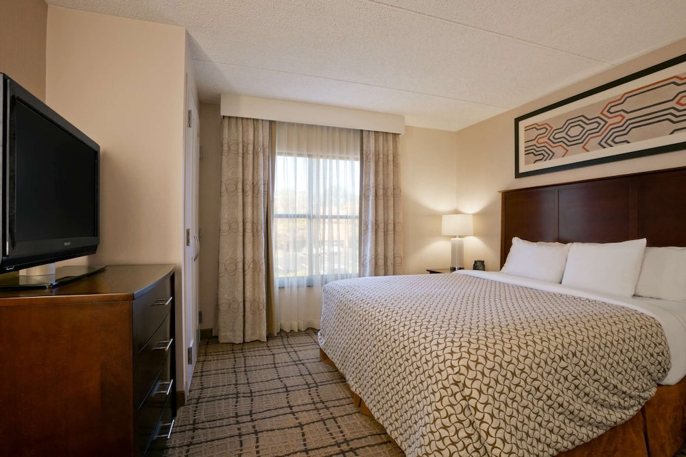Embassy Suites by Hilton Cleveland Beachwood - photo 9