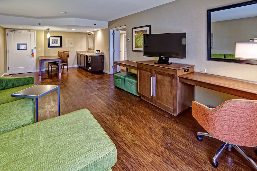 Hampton Inn & Suites Asheville Airport - photo 6