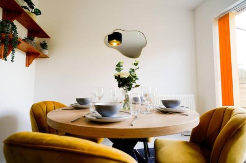 Harvest Way House ShortLets — 4-Star Luxury Hotel in Witney, United Kingdom