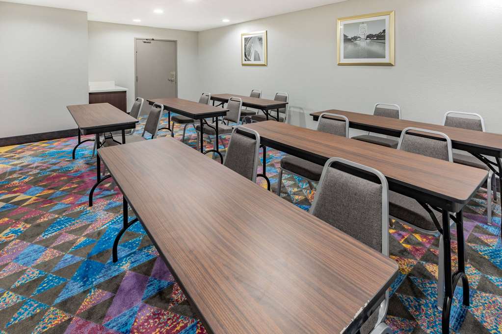La Quinta Inn & Suites by Wyndham Houston Southwest - photo 23