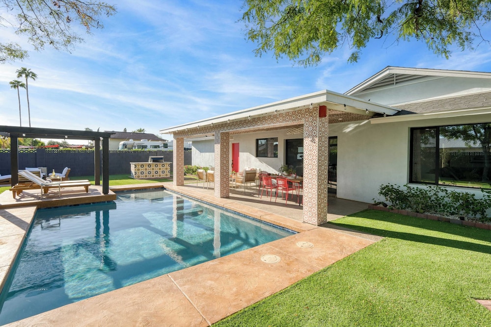 Element by AvantStay Pool Firepit Game Room - featured photo