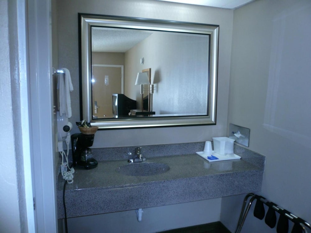 Executive Inn by OYO Kilgore North - photo 12